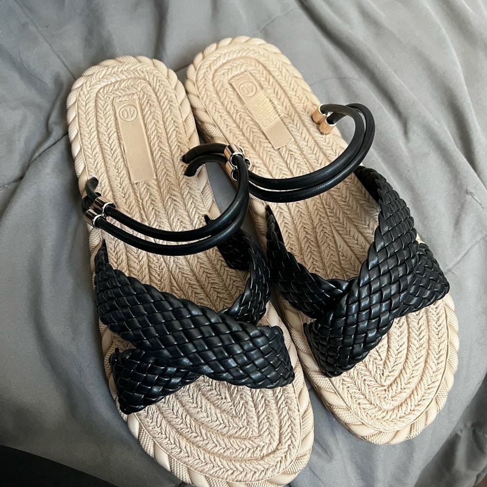 SUPER CUTE BLACK SANDALS